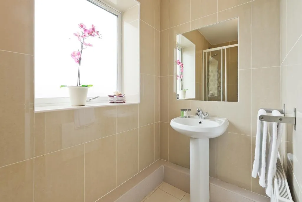 APARTMENT THREE BEDROOMS Room, Pearse Street Suites, Dublin