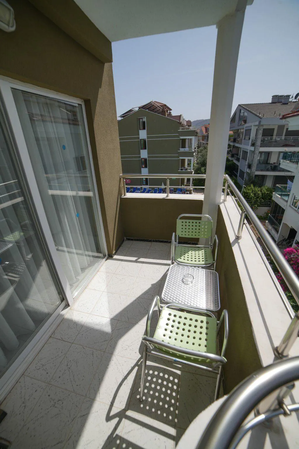 Room, Candan Apart, Dalaman