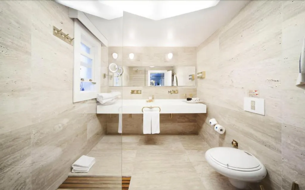 Room, Sabrina's Haus, Dalaman