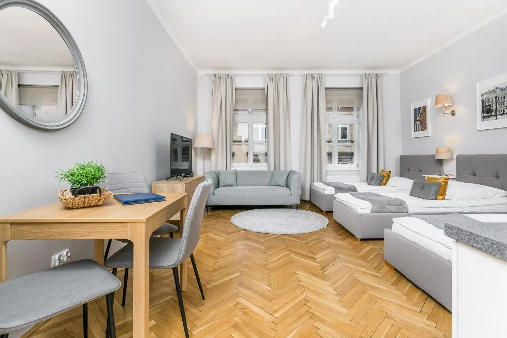 STUDIO CAPACITY 3 Room, Barbican House Apartments, Krakow