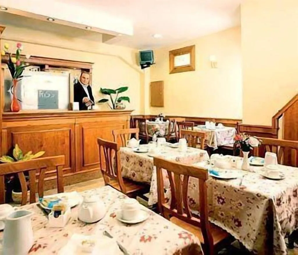 Bar, Kriss, Rome