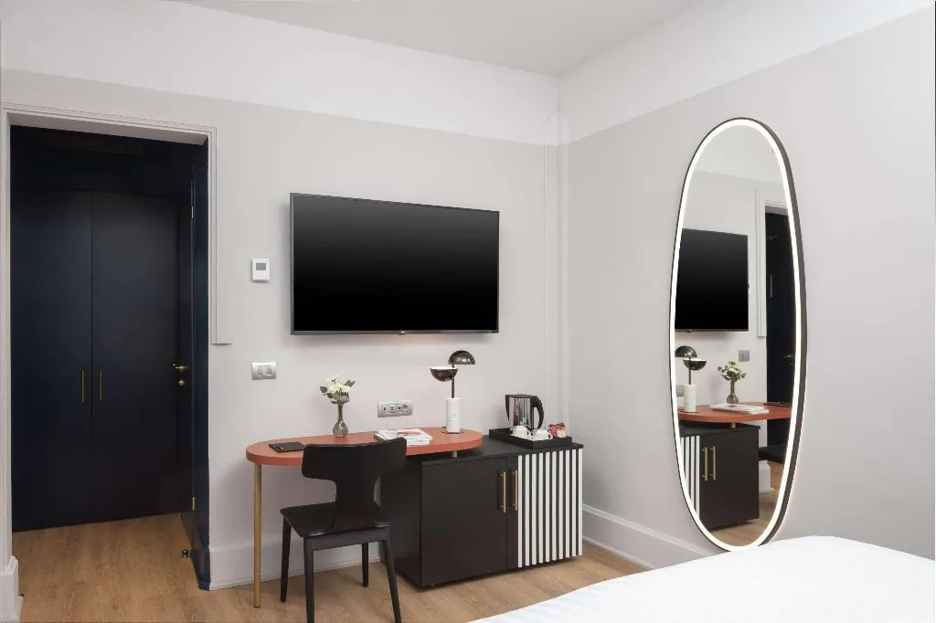 Double or Twin Accessible-Queen Size Bed Room, Anglo American Hotel Florence, Curio Collection, Florence