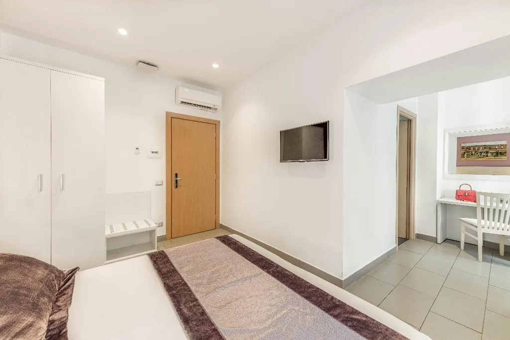 DOUBLE SUPERIOR Room, Trevi Palace Hotel, Rome