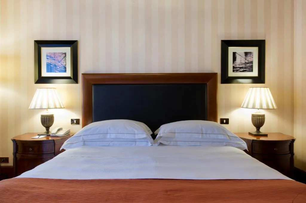 DOUBLE GUEST ROOM KING BED Room, Hilton Molino Stucky Venice, Venice