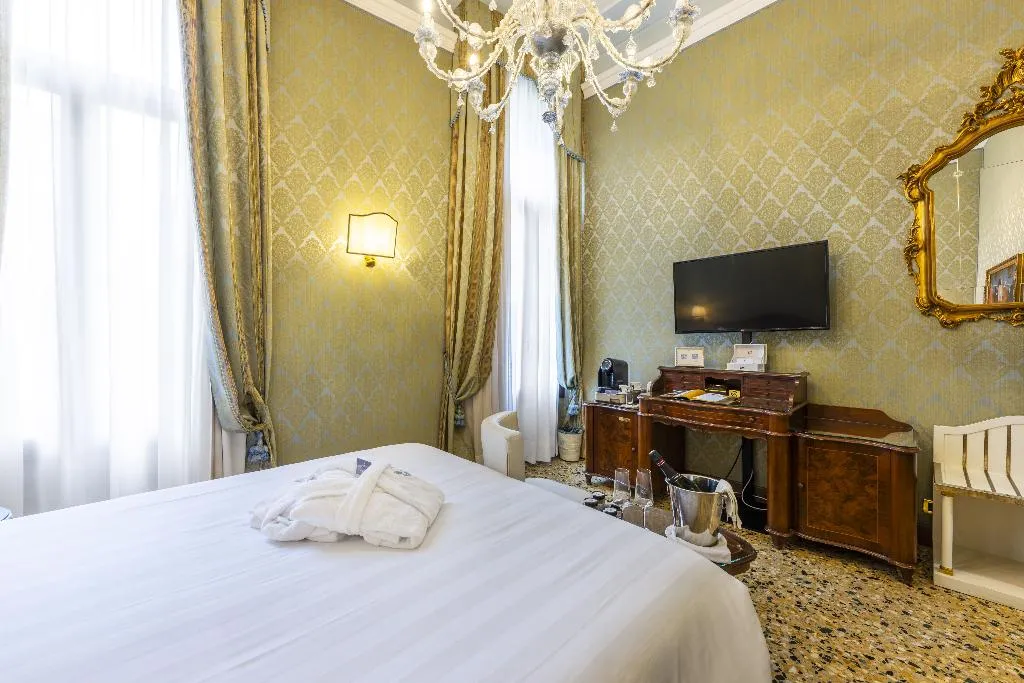 JUNIOR SUITE CANAL VIEW Room, Colombina, Venice