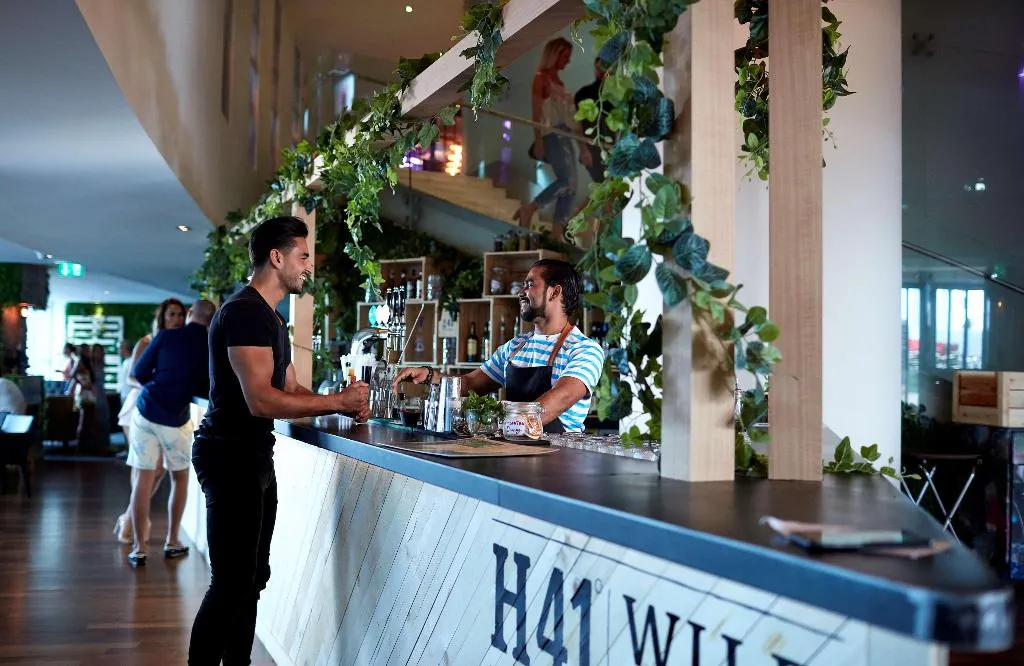 Bar, Media One, Dubai