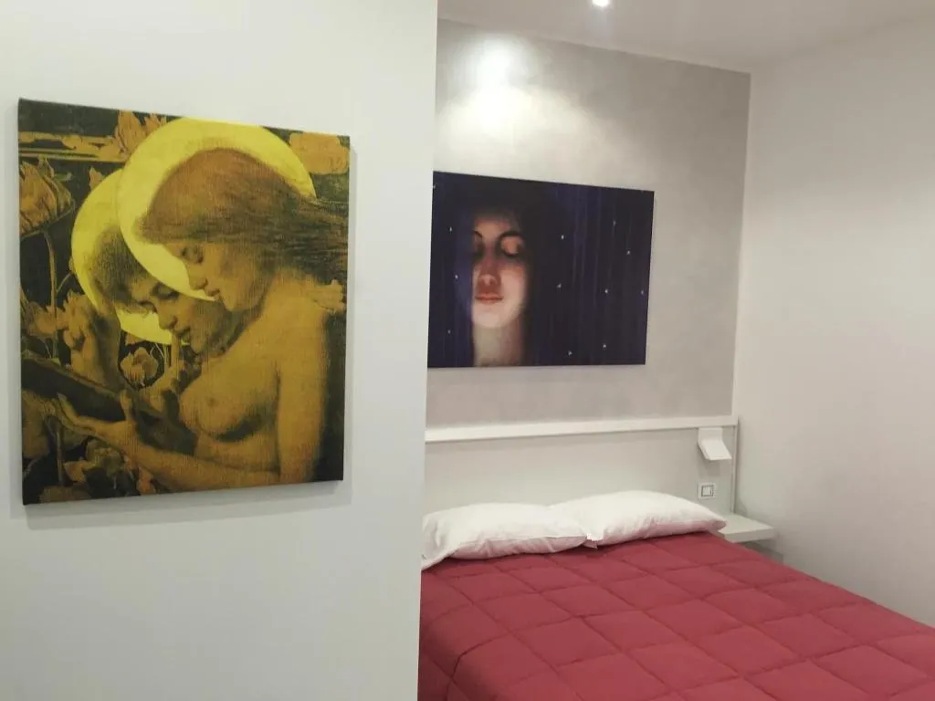 Room, Picaflor, Milan