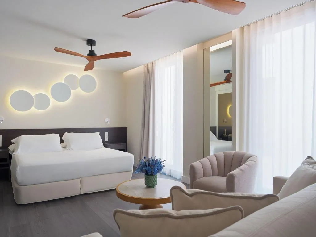 TRIPLE SUPERIOR Room, H10 Port Vell, Barcelona