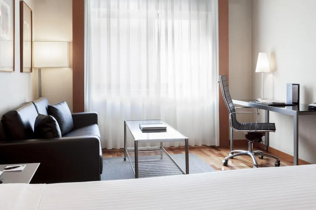 DOUBLE SUPERIOR QUEEN BED Room, AC Madrid Aravaca, Madrid
