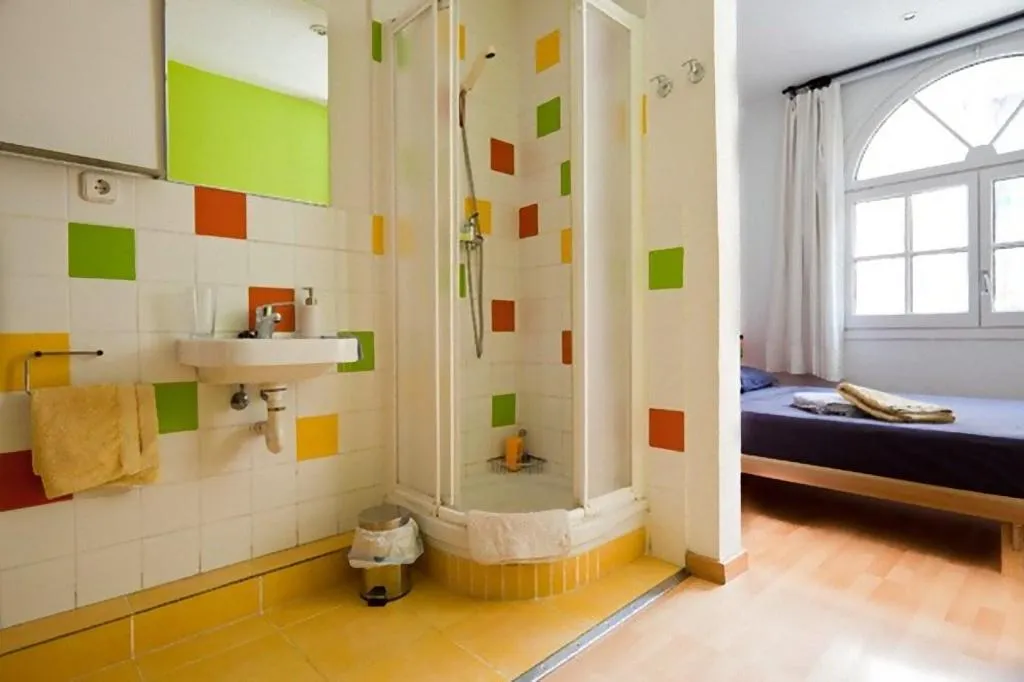 Room, Nisia, Barcelona