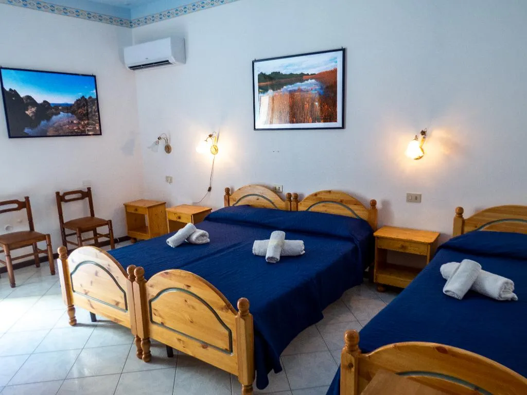 TRIPLE THREE BEDROOMS ONE BATHROOM Room, Casa Vittorio, Catania
