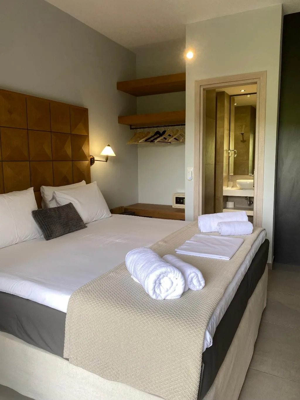STUDIO DELUXE ONE BED Room, Villa Xanthippi, Skiathos