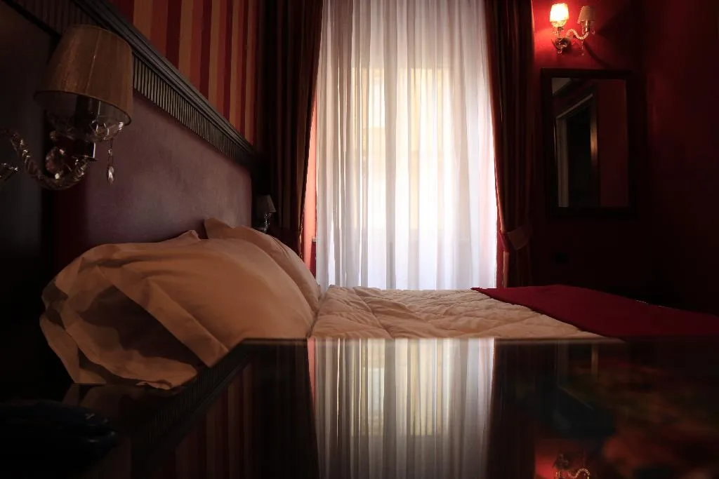 Room, Guiren, Naples