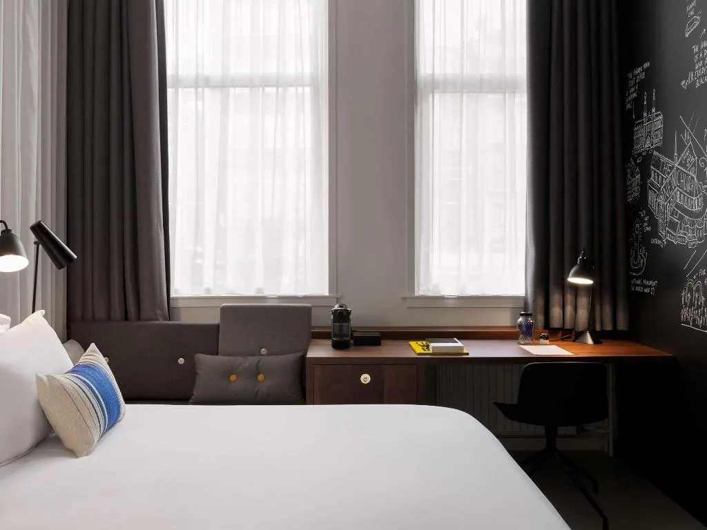 DOUBLE DELUXE KING BED Room, Ink Hotel Amsterdam - MGallery Collection, Amsterdam