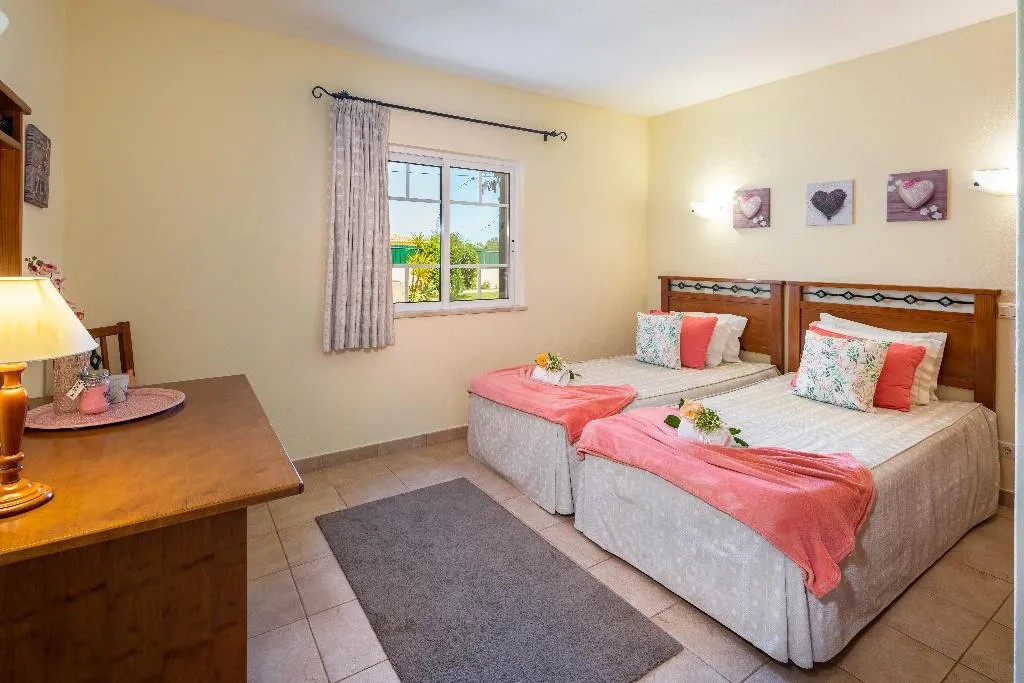 APARTMENT TWO BEDROOMS ONE BATHROOM Room, Apartamentos Monte dos Avós, Albufeira, Algarve