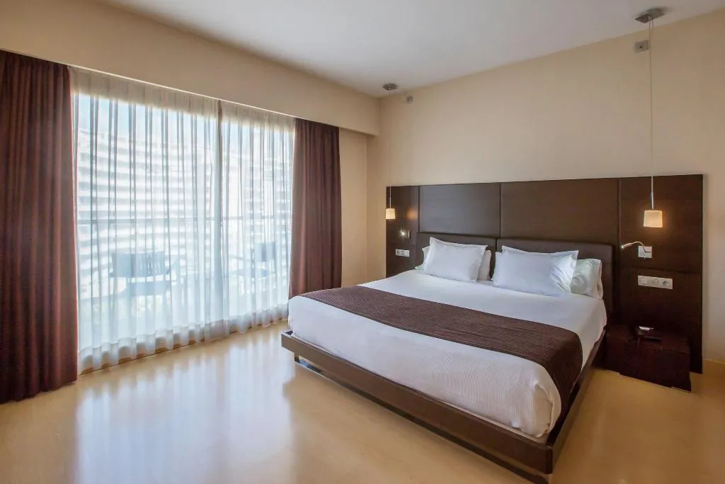 JUNIOR SUITE QUEEN SIZE BED Room, HM Jaime III, Majorca