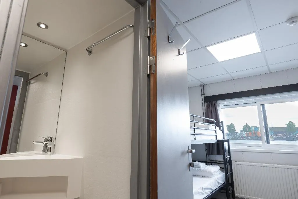 QUADRUPLE STANDARD Room, Botel, Amsterdam