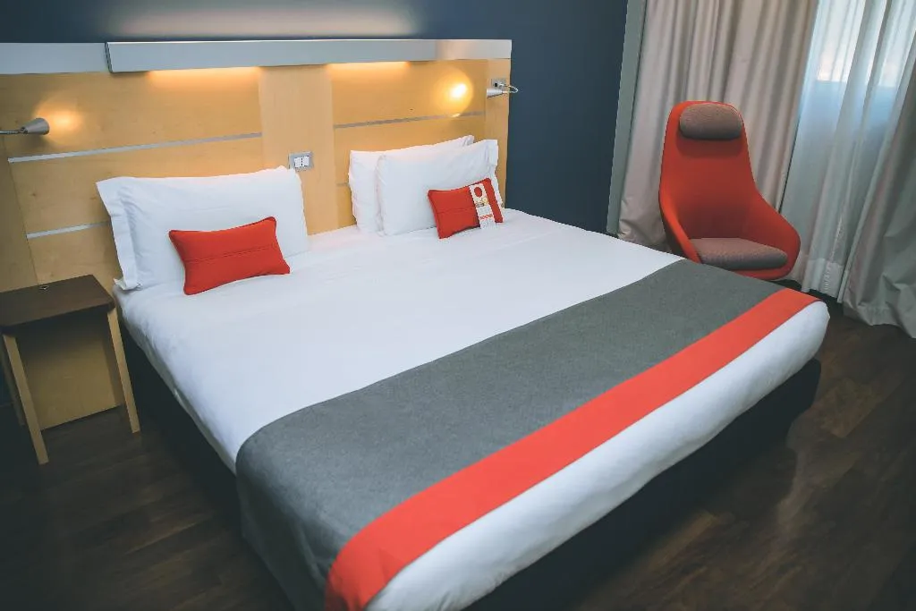 DOUBLE KING SIZE BED Room, Holiday Inn Express Milan-Malpensa Airport, Milan