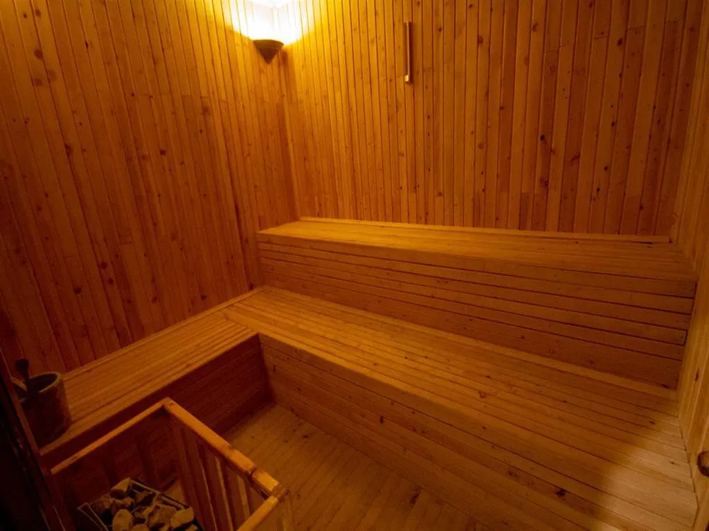 Room, Greenland, Dalaman
