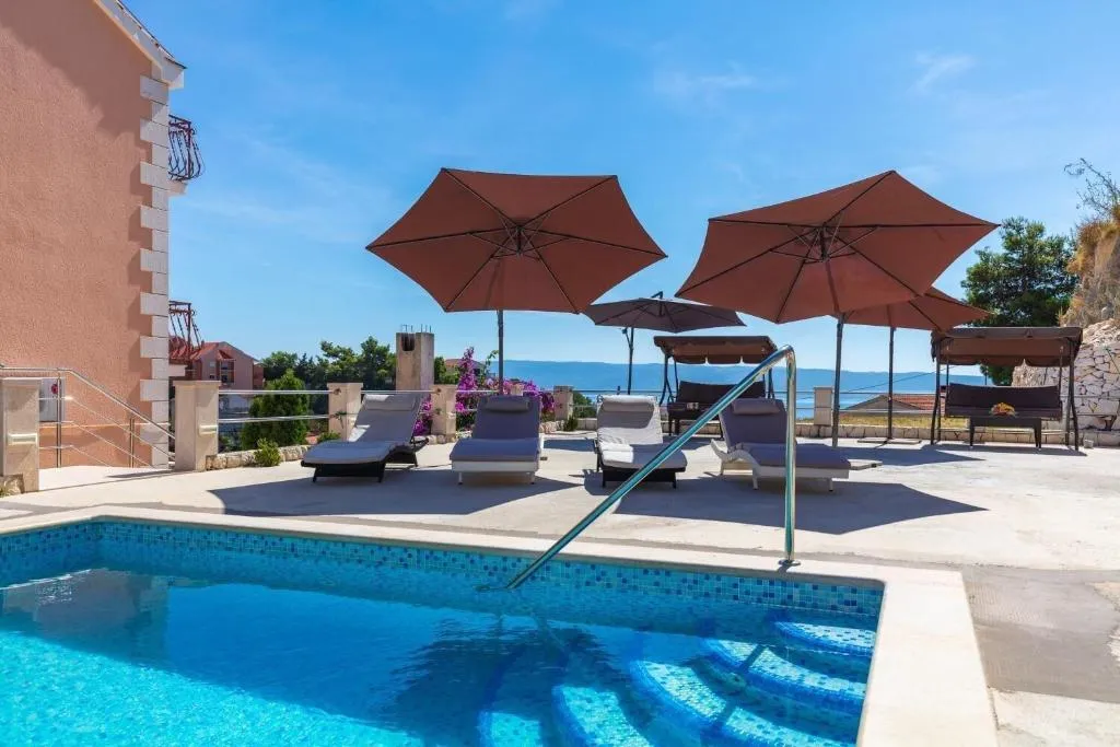 Sports and Entertainment, Bed & Breakfast Senator, Split