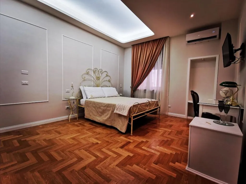 Room, Residenza Borbonica, Naples