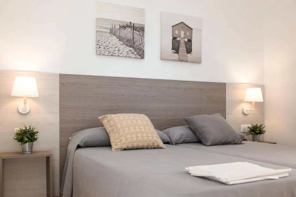 Room, Benelux, Costa Brava