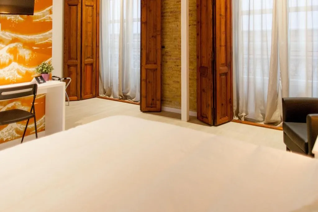Room, Host & Home, Valencia