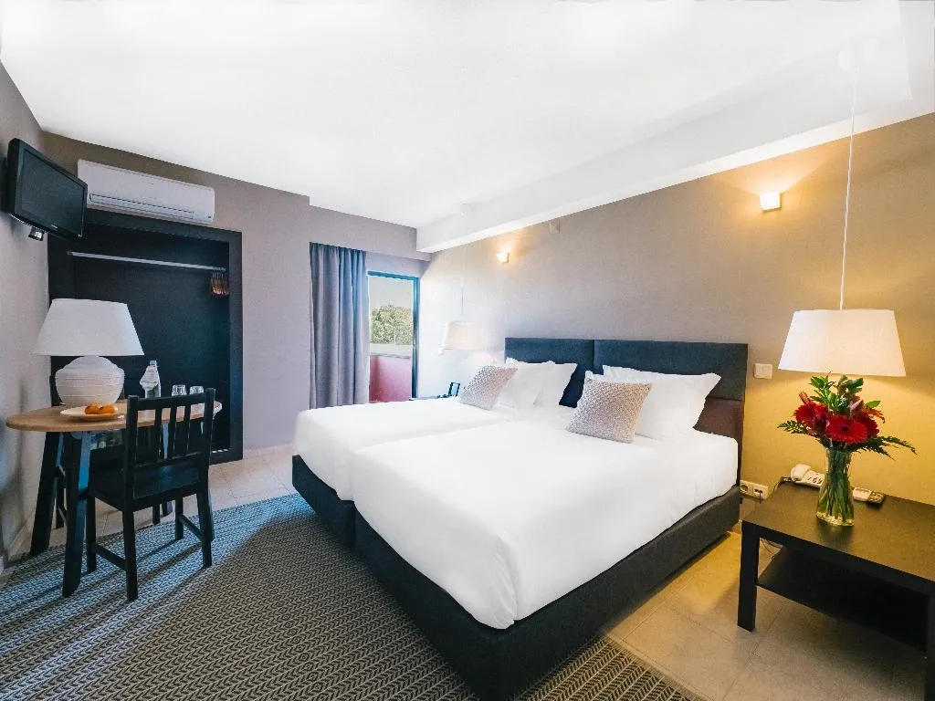 Double or Twin CLASSIC Room, Topázio Vibe Beach Hotel & Apartments, Algarve