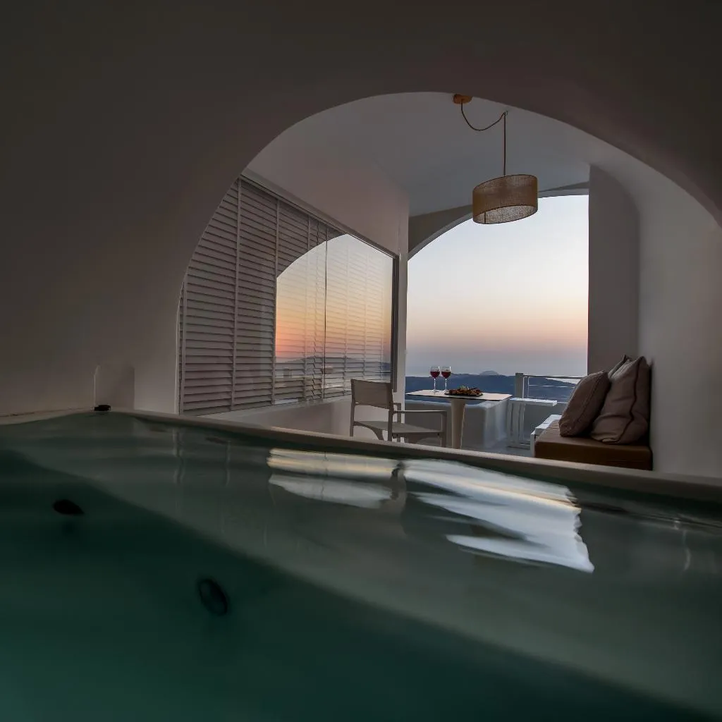 SUITE WITH JACUZZI WITH VIEWS Room, Nefeles Luxury Suites, Santorini