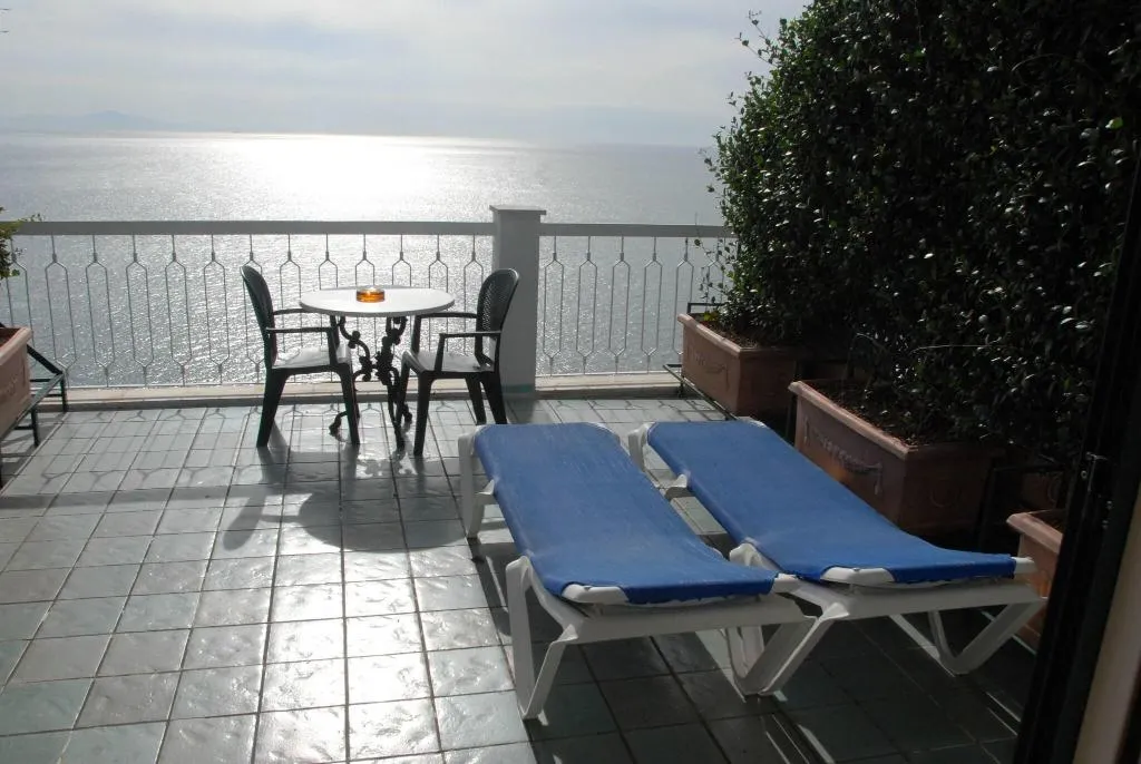Room, Bellevue, Naples
