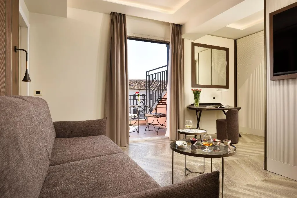 SUITE WITH JACUZZI WITH VIEWS Room, Grand Hotel Palatino, Rome