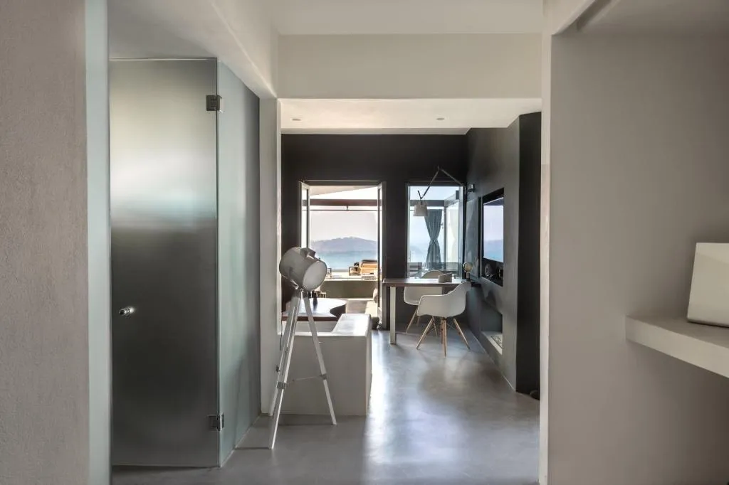 Room, West East Suites, Santorini