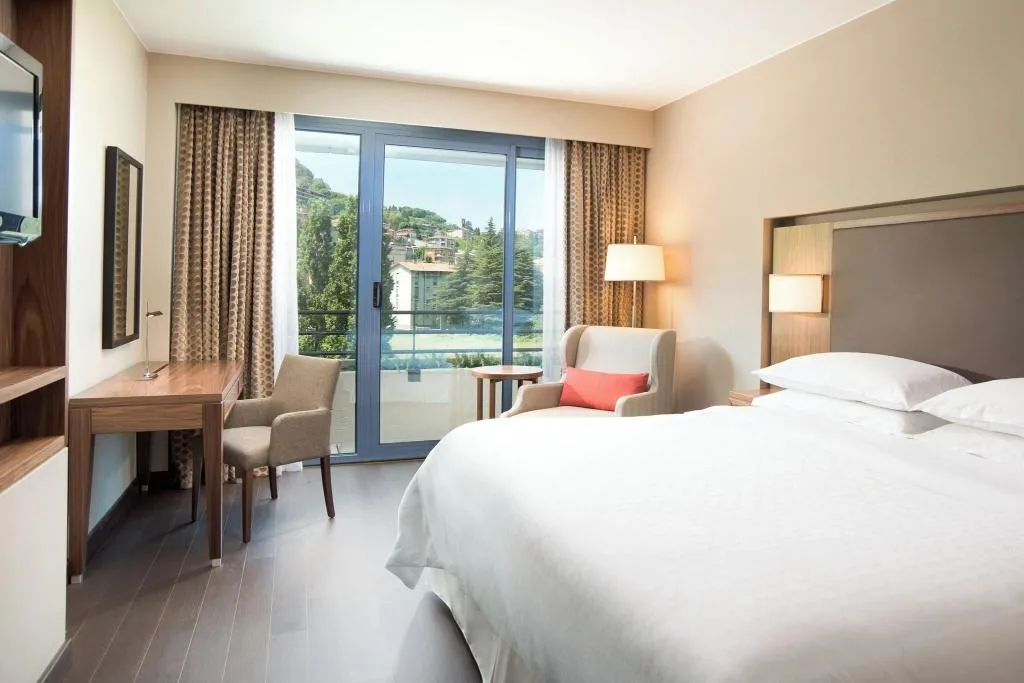 DOUBLE DELUXE KING BED Room, Sheraton Lake Como, Milan