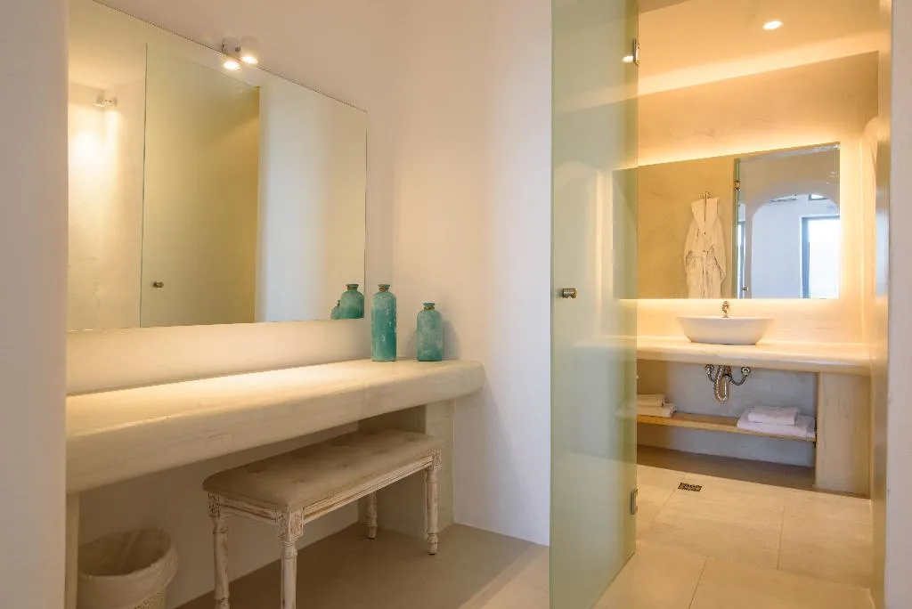 SUITE DELUXE WITH VIEWS Room, On The Cliff, Santorini