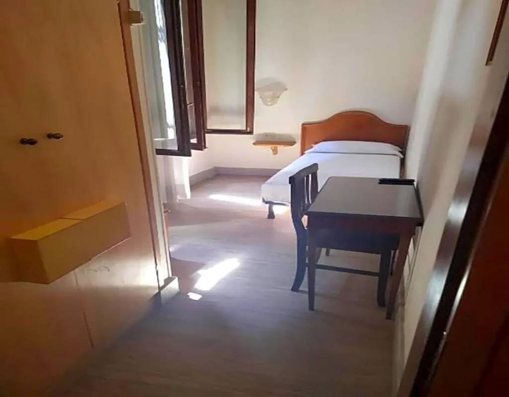 SINGLE WITH SHARED BATHROOM Room, Alla Fava, Venice