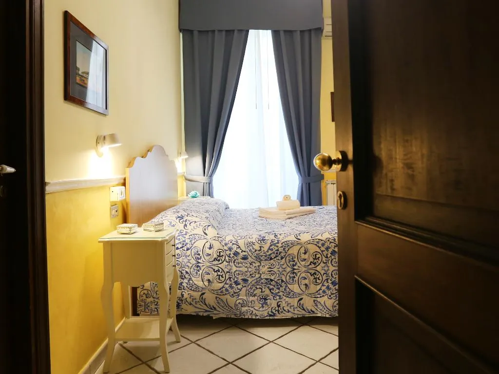 DOUBLE STANDARD Room, Santa Lucia 50, Naples