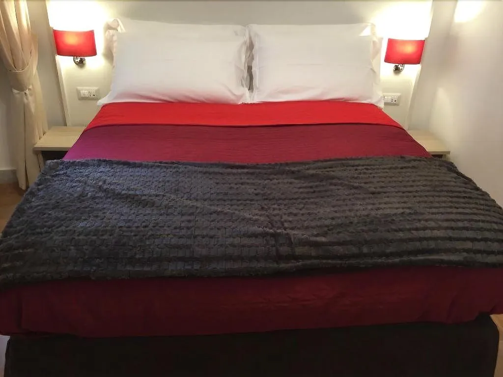 Room, B&B Napolimilionaria, Naples