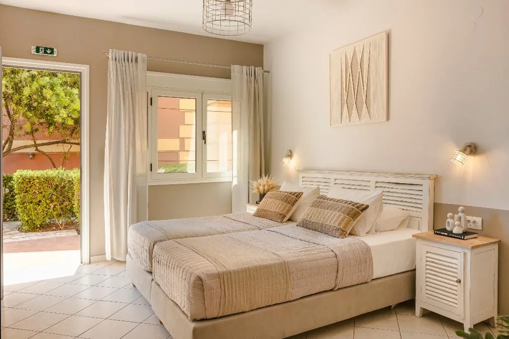TWIN WITH DOUBLE BED Room, Makis Hotel, Kefallinia