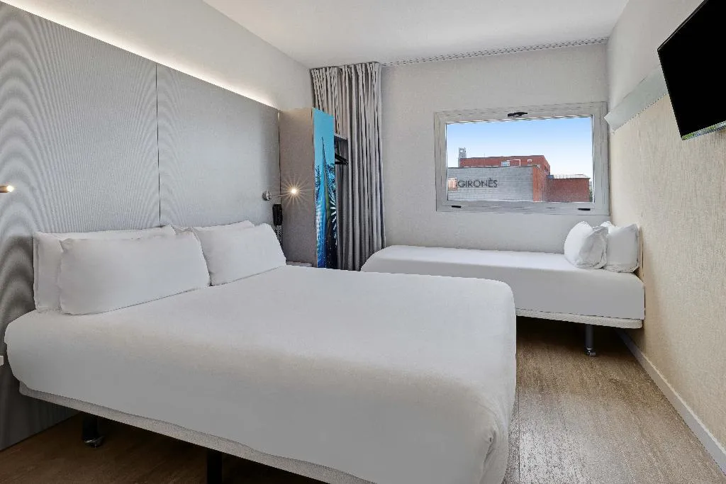 FAMILY ROOM STANDARD Room, B&B HOTEL Girona 2, Costa Brava