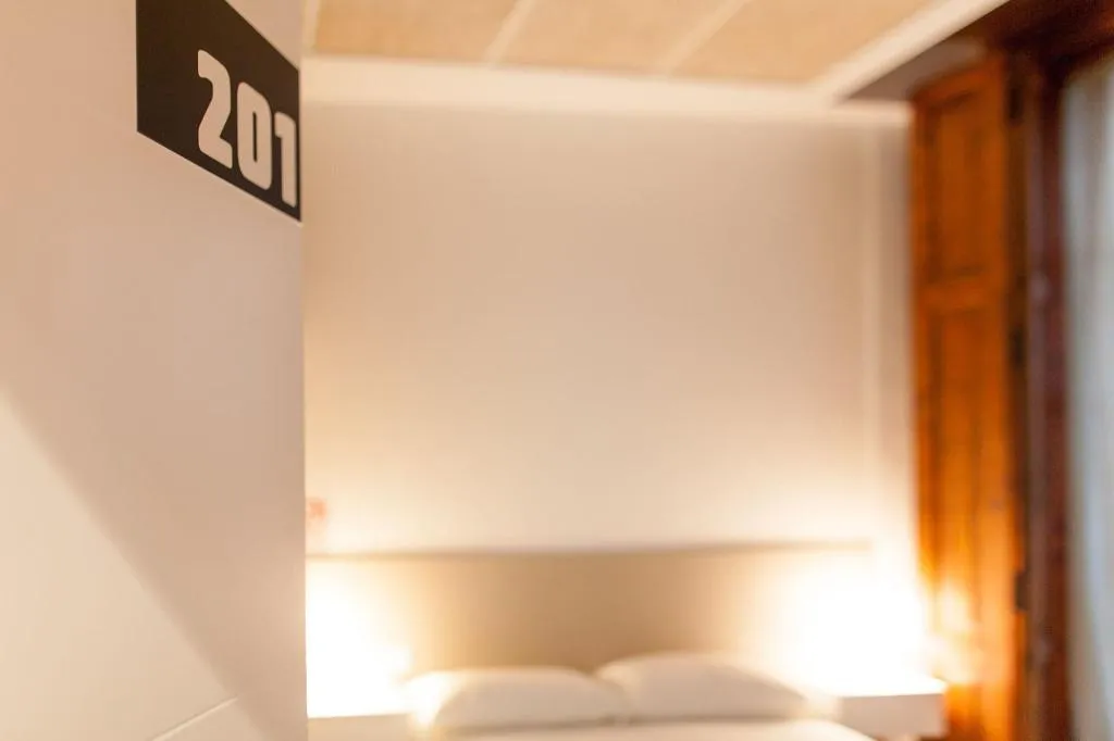 Room, Host & Home, Valencia
