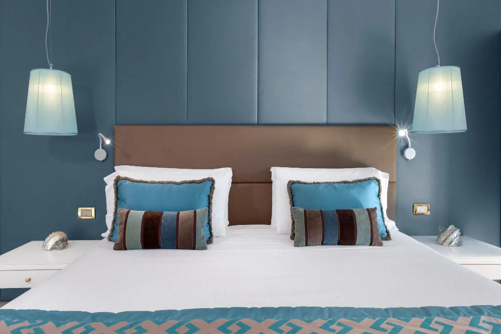 DOUBLE DELUXE SEA VIEW WITH BALCONY Room, Nastro Azzurro Resort, Naples