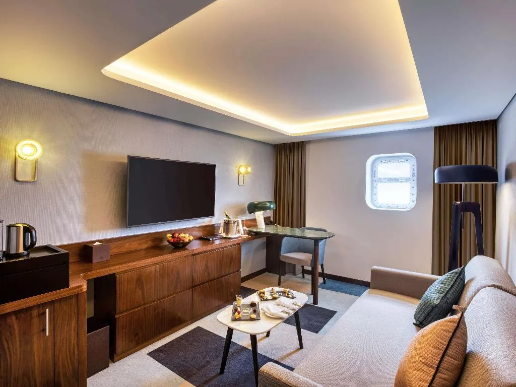 SUITE KING SIZE BED Room, Queen Elizabeth 2, Dubai