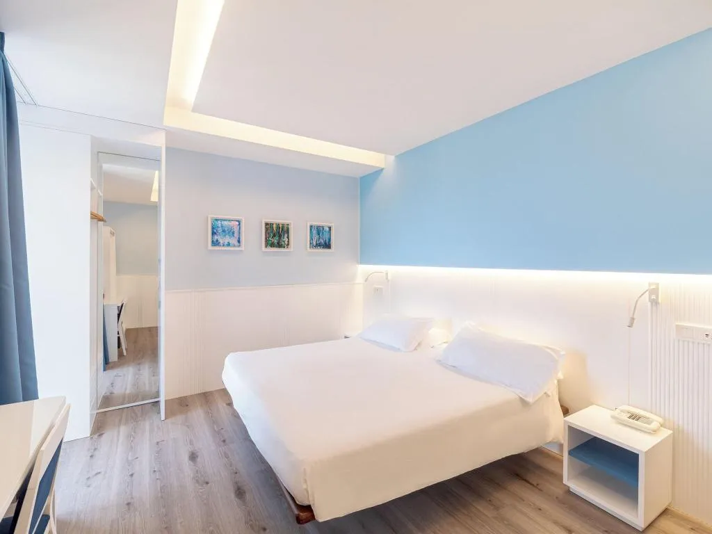 DOUBLE CLASSIC QUEEN BED Room, Hotel Cristina, Naples