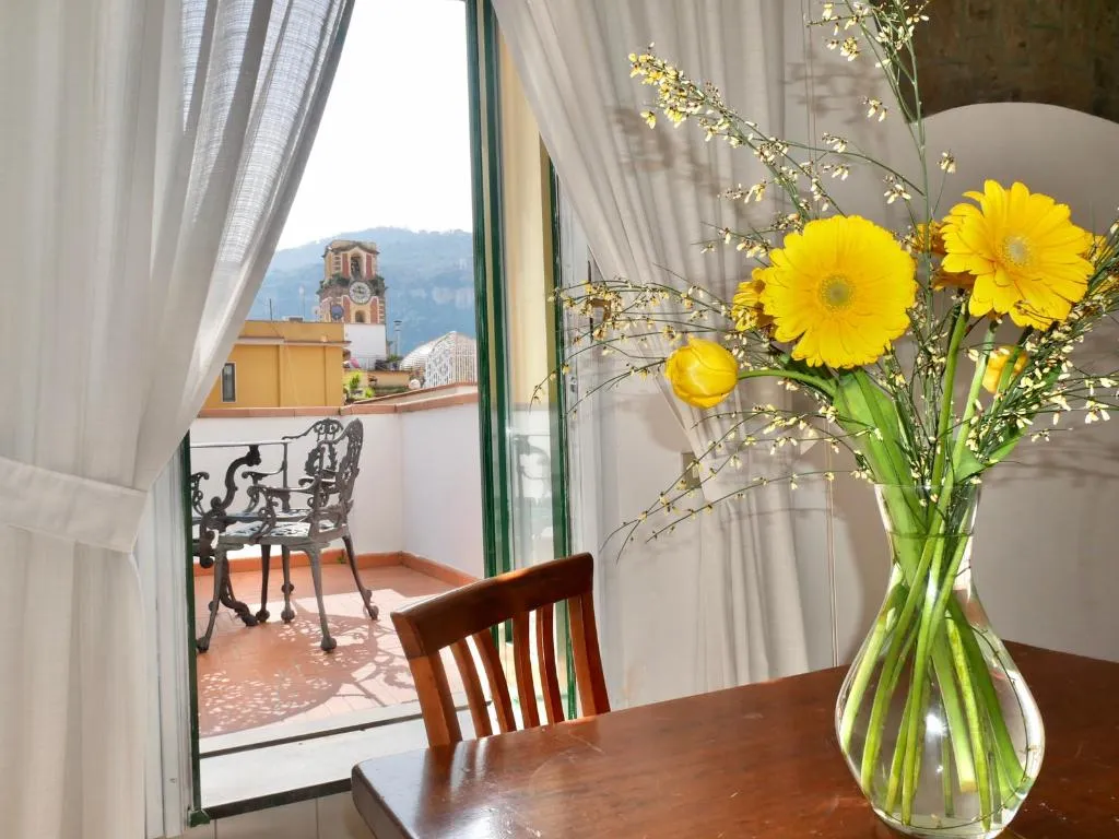 APARTMENT WITH TERRACE Room, Antico Palazzo Scala, Naples