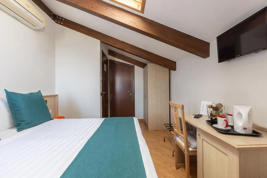Room, Casale Antonietta, Naples