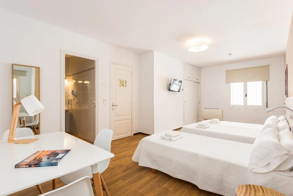 Double or Twin STANDARD Room, Hostal JUME - URBAN ROOMS, Menorca