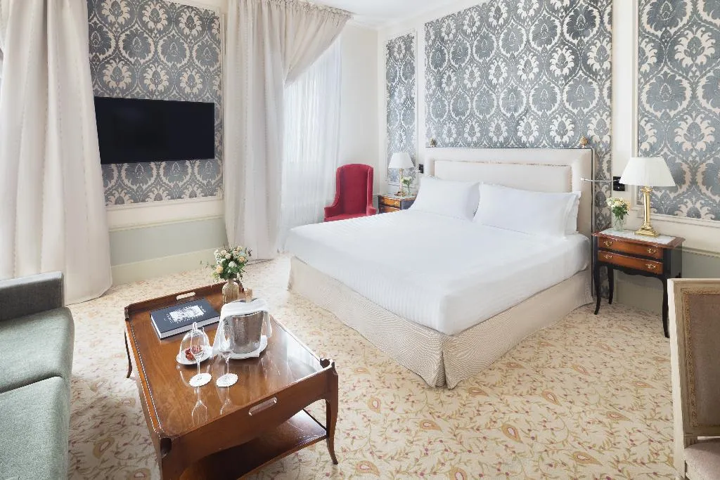 FAMILY ROOM CAPACITY 7 Room, El Palace, Barcelona