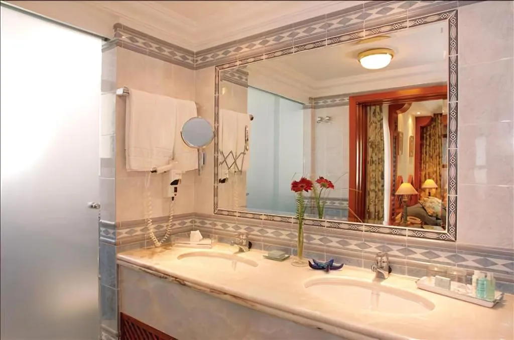 Room, Pine Cliffs Village & Golf Suites, Algarve