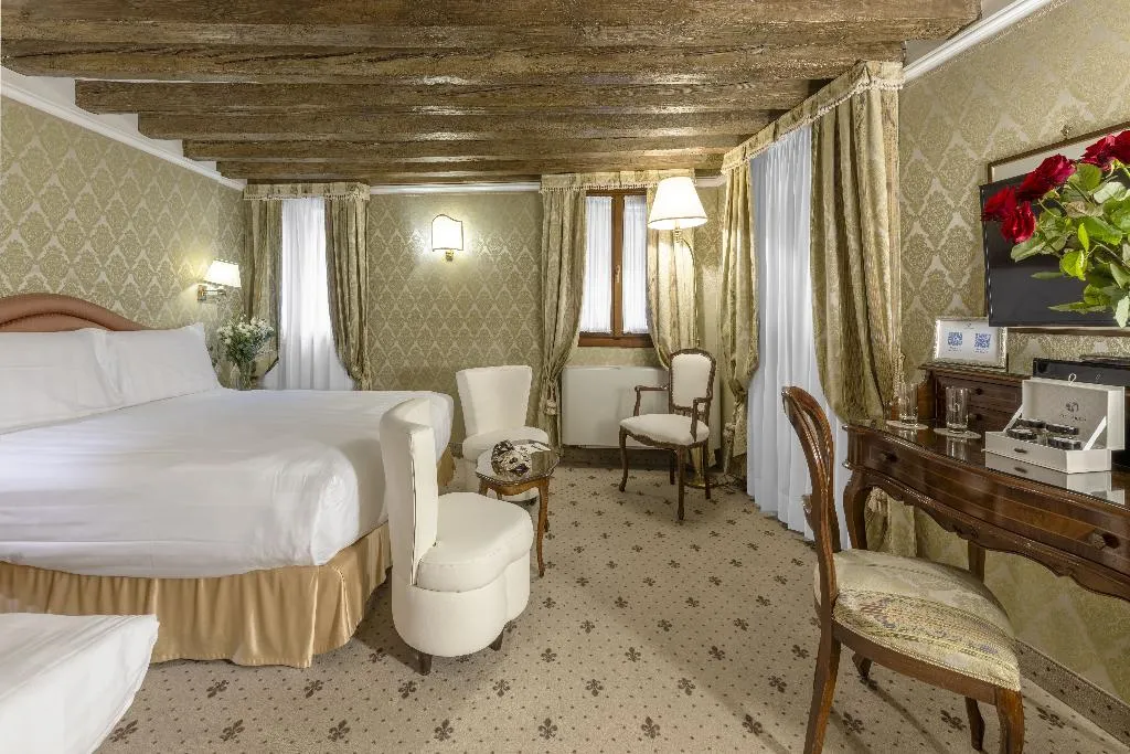 TRIPLE CANAL VIEW Room, Colombina, Venice