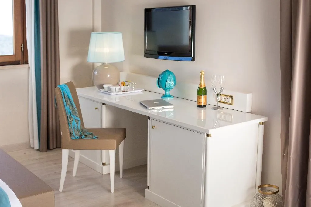 DOUBLE DELUXE WITH VIEWS Room, Nastro Azzurro Resort, Naples